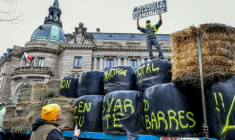 "Maudite soit la guerre économique" peut-on lire sur une pancarte lors d'une manifestation d'agriculteurs devant la préfecture de la Haute-Vienne, à Limoges, le 17 décembre 2025 ( AFP / Pascal LACHENAUD )