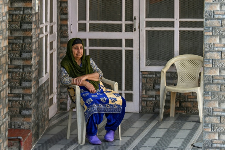 Jagdish Kaur, qui a perdu son fils et une grande partie de son audition pendant le conflit indo-pakistanais de 2025, assise devant sa maison du district frontalier de Poonch, le 6 avril 2026 en Inde ( AFP / Tauseef MUSTAFA )