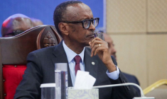 Le président rwandais Paul Kagame assiste à un sommet conjoint des délégués de la Communauté de développement de l'Afrique australe (SADC) et de la Communauté d'Afrique de l'Est (EAC) pour discuter du conflit dans l'est du Congo, à Dar es Salaam, en Tanzanie