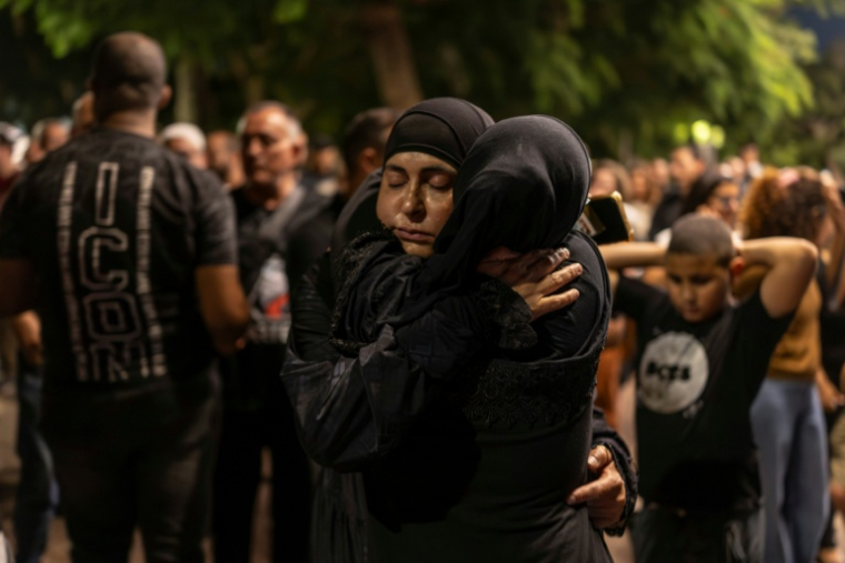 Des habitants lors d'une vieille en hommage à un adolescent arabe israélien tué, à Jaffa, le 28 juin 2026 ( AFP / ilia YEFIMOVICH )
