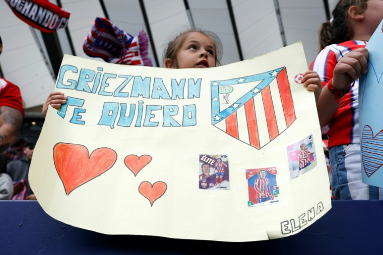 Une jeune fille brandit un "Griezmann je t'aime", lors du dernier match à domicile d'Antoine Griezmann avec l'Atlético Madrid, le 17 mai 2026 ( AFP / Oscar DEL POZO )