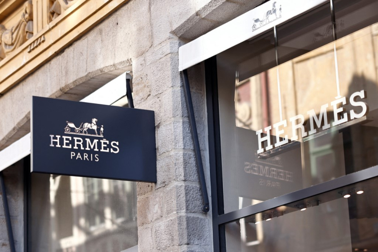L'enseigne du magasin de luxe Hermès de Lille, le 25 mai 2023. ( AFP / SAMEER AL-DOUMY )