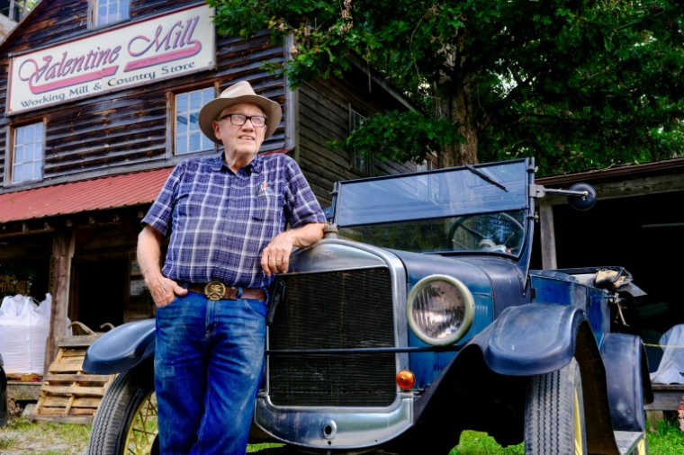 Clive Valentine, meunier et propriétaire du moulin Valentine, pose devant sa Ford T de 1927 et son moulin à Dandridge, dans le Tennessee (sud), le 27 août 2026 ( AFP / Michael Mathes )