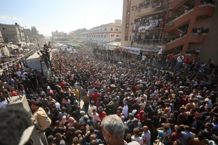 Des bus transportant des Palestiniens libérés par Israël arrivent au mileiu d'une immense foule devant l'hôpital Nasser à Khan Younès, dans le sud de la bande de Gaza, le 13 octobre 2025 ( AFP / Omar AL-QATTAA )