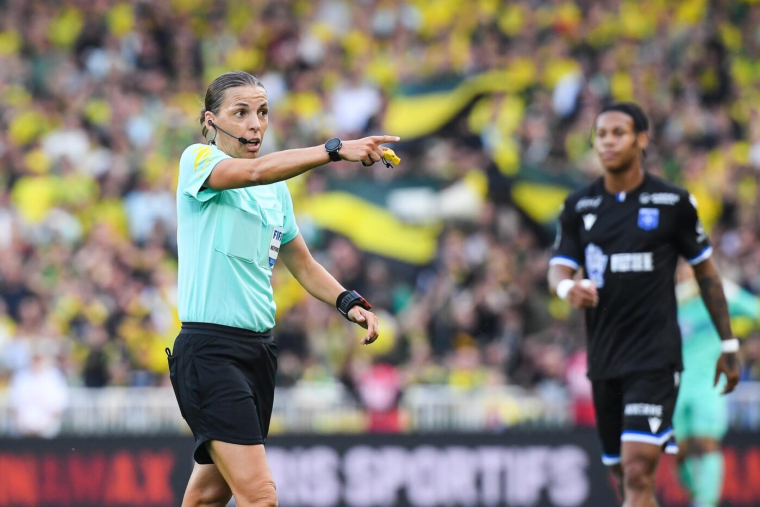 Stéphanie Frappart : une glissade et des brimades