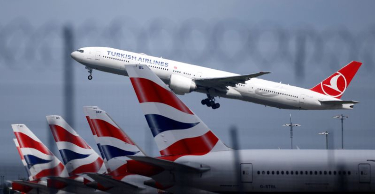 Le Boeing 777 de Turkish Airlines décolle devant un avion de British Airways stationné à l'aéroport d'Heathrow à Londres