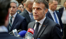 Le président Emmanuel Macron répond aux questions des journalistes après avoir assisté au Sommet sur l'impact de l'IA à New Delhi, le 19 février 2026 en Inde ( AFP / Ludovic MARIN )