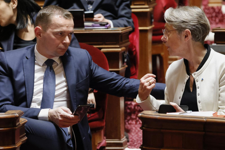 Olivier Dussopt et Elisabeth Borne, le 15 mars 2023, à l'Assemblée nationale ( AFP / Ludovic MARIN )