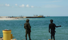 Un policier (d) et un soldat rwandais montent la garde près du projet Total Mozambique LNG à Afungi, dans la province de Cabo Delgado, au Mozambique, le 29 septembre 2022 ( AFP / Camille LAFFONT )