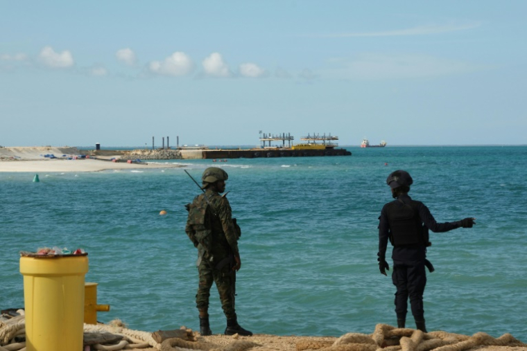 Des Rwandais gardent le site gazier de TotalEnergies à Afungi dans le nord du Mozambique à l'arrêt depuis 2021, le 29 septembre 2022 ( AFP / Camille LAFFONT )