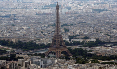 Une vue aérienne montre la tour Eiffel, la Seine et la ligne d'horizon de Paris