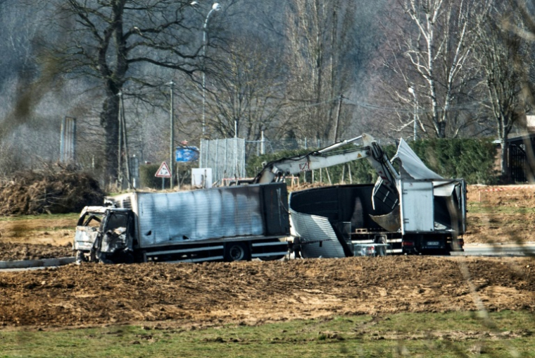 Des fourgons brûlés à Avallon, dans l'Yonne, après un braquage le 11 mars 2015 ( AFP / JEFF PACHOUD )