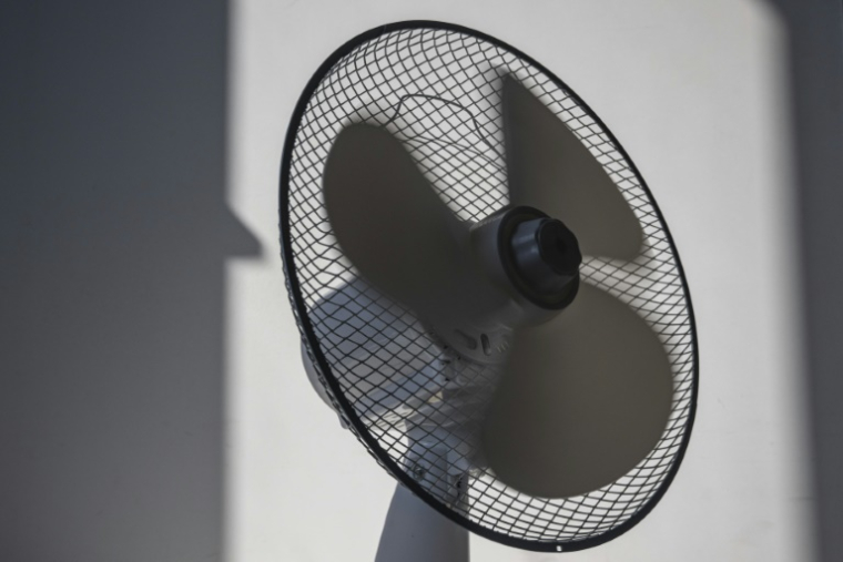 Après une légère accalmie jeudi, due aux orages, le thermomètre repart à la hausse vendredi, avec 70 départements placés en vigilance orange  ( AFP / Martin LELIEVRE )