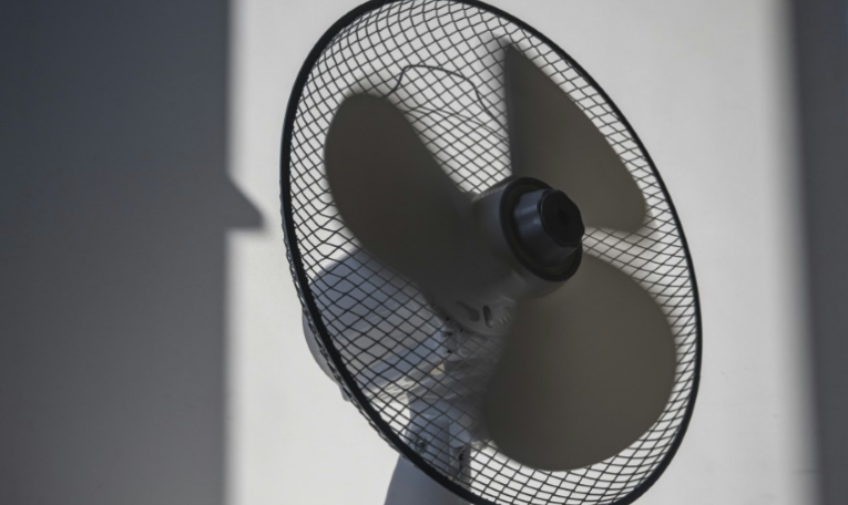Après une légère accalmie jeudi, due aux orages, le thermomètre repart à la hausse vendredi, avec 70 départements placés en vigilance orange  ( AFP / Martin LELIEVRE )