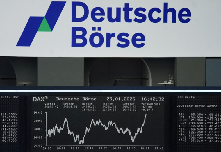 Le graphique de l'indice allemand des prix des actions DAX est photographié à la bourse de Francfort