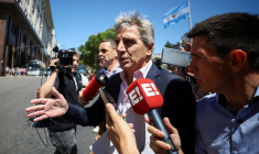 Photo d'archives: Le ministre argentin de l'Économie, Luis Caputo, s'adresse à la presse à Buenos Aires