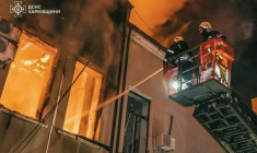 Dans cette photo fournie par les services d'urgenence ukrainiens, des pompiers éteignent un incendie dans un immeuble civile après une frappe russe dans la région de Vinnytsya dans la nuit de 15 au 16 juillet.  ( Ukrainian State Emergency Service / Handout )