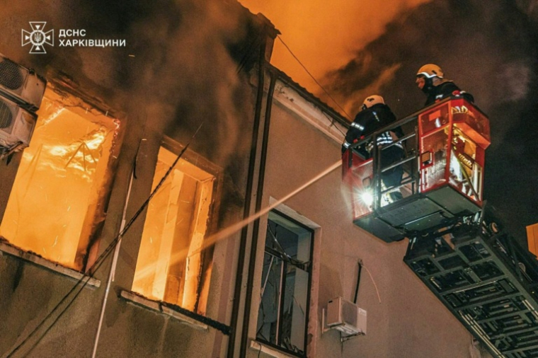 Photo fournie par les services d'urgence ukrainiens, le 16 juillet 2025, de pompiers luttant contre un incendie dans un immeuble après une frappe russe dans la région de Vinnytsya ( Srvices d'urgence ukrainiens / Handout )