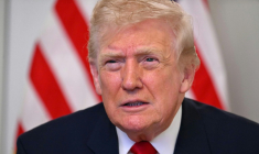 Le président américain Donald Trump participe à un appel vidéo avec des militaires depuis sa résidence de Mar-a-Lago à Palm Beach, en Floride, le 27 novembre 2025 ( AFP / Jim WATSON )