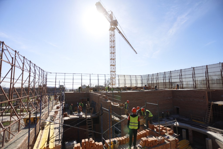 Un chantier à Marioupol, en Ukraine, le 4 avril 2024. ( AFP / STRINGER )