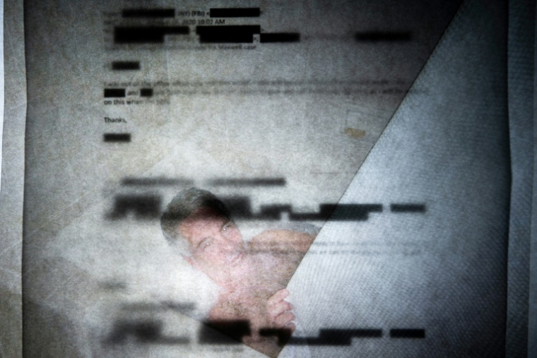 Photo d'illustration de documents expurgés des archives de la bibliothèque Epstein, publiés par le département américain de la Justice à Washington, le 18 février 2026 ( AFP / Brendan Smialowski )