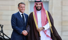 Le président français Emmanuel Macron rencontre le prince héritier saoudien Mohammed ben Salmane à Paris.