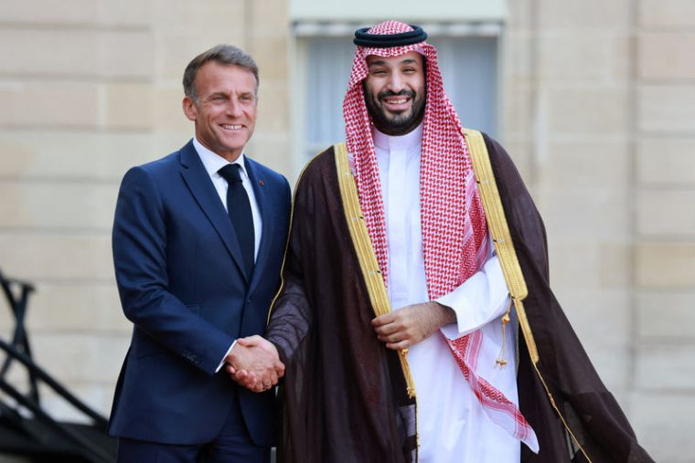 Le président français Emmanuel Macron rencontre le prince héritier saoudien Mohammed ben Salmane à Paris.