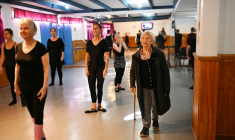 La ballerine centenaire Evelyn Cordero (à droite) observe ses élèves, âgées de 50 à 80 ans, au Conservatorio Danza Experimental de Santiago, le 19 mai 2026, au Chili ( AFP / RODRIGO ARANGUA )
