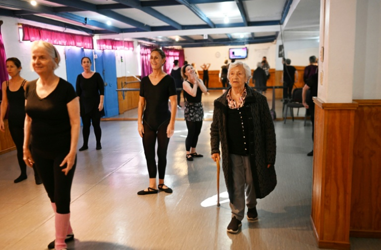 La ballerine centenaire Evelyn Cordero (à droite) observe ses élèves, âgées de 50 à 80 ans, au Conservatorio Danza Experimental de Santiago, le 19 mai 2026, au Chili ( AFP / RODRIGO ARANGUA )