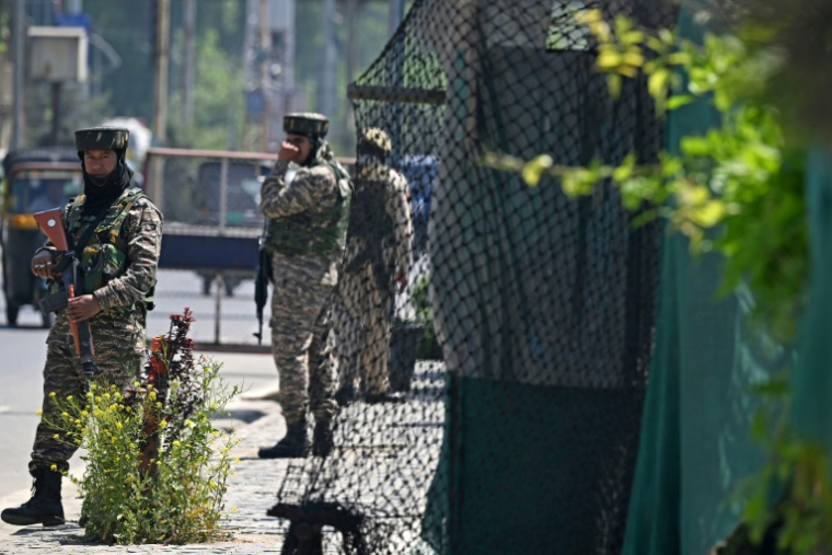 Des paramilitaires indiens montent la garde dans une rue de Srinagar, le 30 avril 2025 au Cachemire indien ( AFP / Tauseef MUSTAFA )
