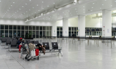 Des passagers attendent dans le hall vide des départs de l'aéroport de Bruxelles-Zaventem, le 4 novembre 2025 ( BELGA / EMILE WINDAL )