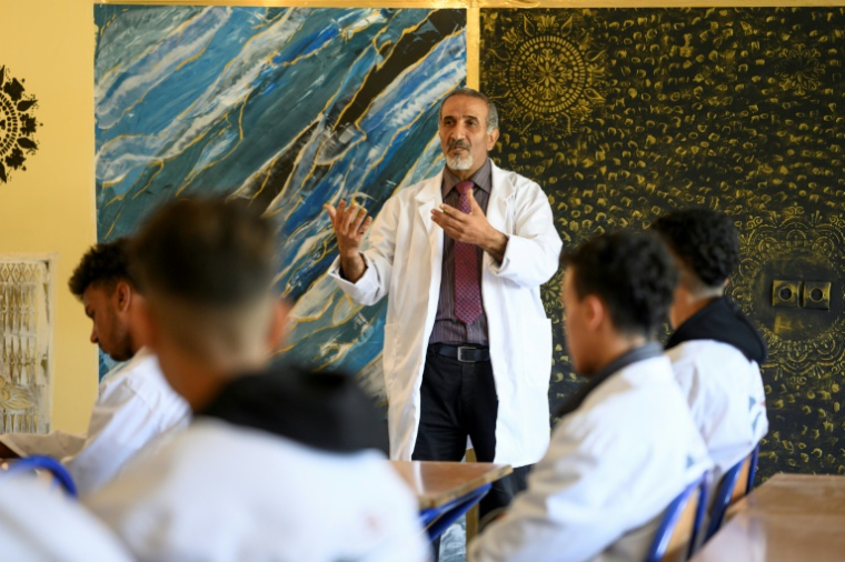 Un enseignant donne un cours dans l'une des "Ecoles de la deuxième chance" destinées à lutter contre le décrochage scolaire, le 22 mai 2025 dans la ville marocaine de Tiflet, à une soixantaine de kilomètres de Rabat ( AFP / Issam Zerrok )