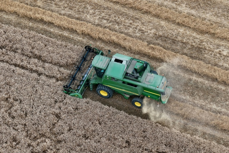 Moissoneuse-batteuse récoltant le blé le 18 juillet 2025 à Hede-Bazouges, dans le département d'Ille-et-Vilaine, en Bretagne. La récolte mondiale de toutes les céréales devrait pour la première fois dépasser 3 milliards de tonnes. ( AFP / Damien MEYER )