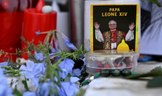Des fleurs, des bougies et une photo du pape Léon XIV déposées au pied de la statue de Jean-Paul II, devant l’hôpital Gemelli à Rome où le pape Léon XIV est en convalescence ( AFP / Tiziana FABI )