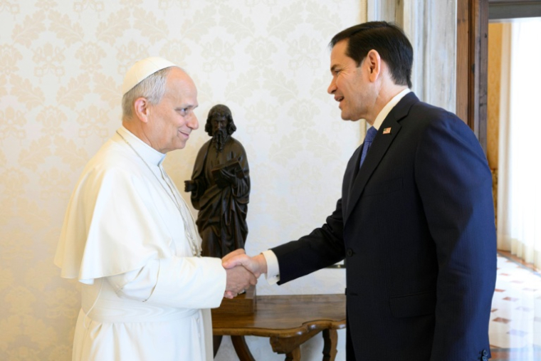 Cette photo, prise et diffusée le 7 mai 2026 par Vatican Media, montre le pape Léon XIV lors d'une audience privée avec le secrétaire d'Etat américain Marco Rubio au Vatican ( VATICAN MEDIA / Handout )