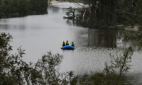 Des sauveteurs à bord d'un bateau pneumatique sur le fleuve Guadalupe recherchent des personnes portées disparues après les inondations à Hunt, au Texas, le 6 juillet 2025 ( AFP / RONALDO SCHEMIDT )