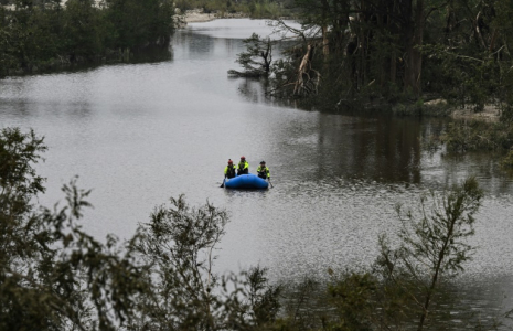 Des sauveteurs à bord d'un bateau pneumatique sur le fleuve Guadalupe recherchent des personnes portées disparues après les inondations à Hunt, au Texas, le 6 juillet 2025 ( AFP / RONALDO SCHEMIDT )