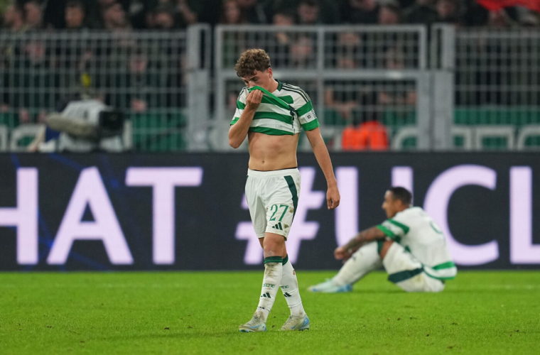 Un joueur du Celtic se prend une pièce dans le visage lors du Old Firm