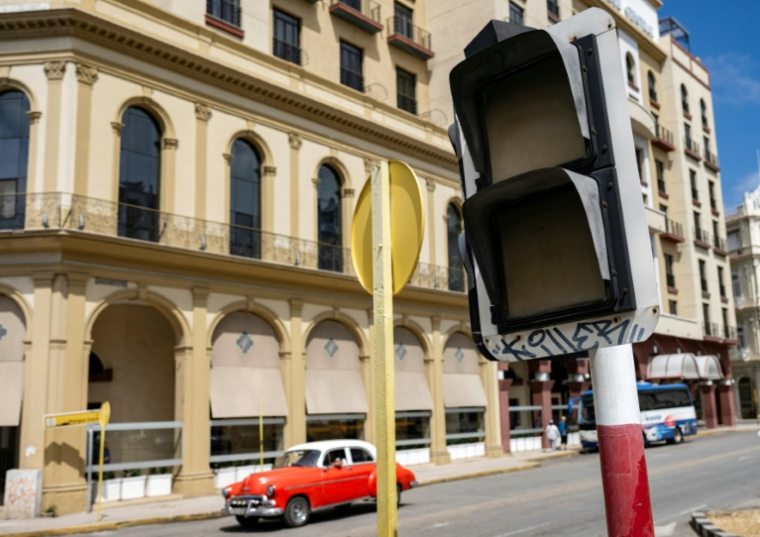 Un feu de circulation hors service en raison d'une nouvelle panne dans le réseau national, le 4 mars 2026 à La Havane, à Cuba  ( AFP / YAMIL LAGE )