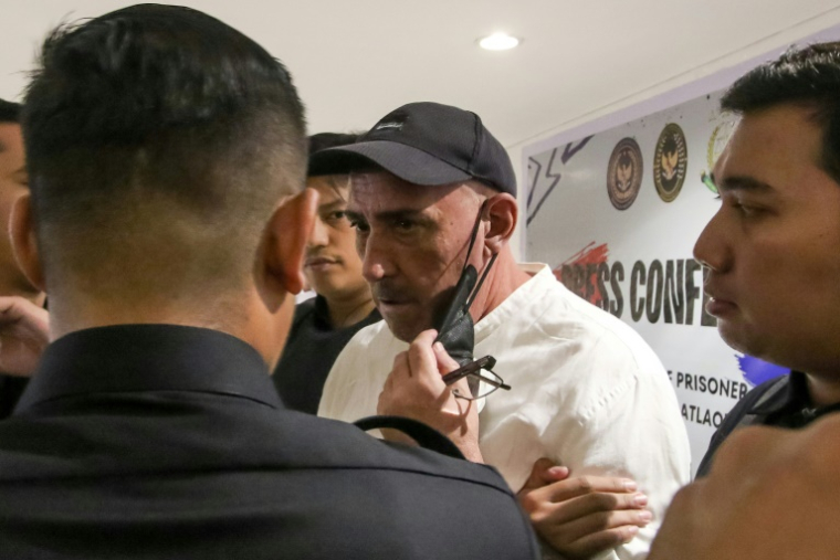 Le Français Serge Atlaoui (c) arrive pour une conférence de presse à l'aéroport de Jakarta, le 4 février 2025 en Indonésie ( AFP / DWI AQILA )