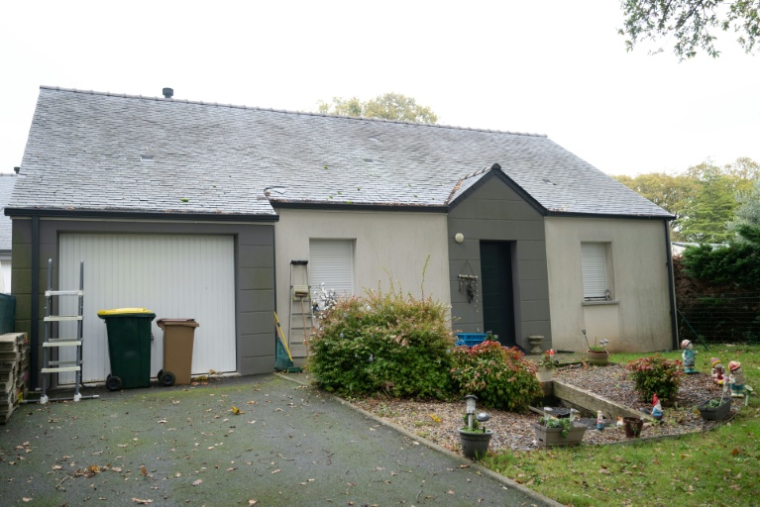 La maison où une femme a été séquestrée pendant plusieurs années à Saint-Molf, en Loire-Atlantique, le 22 octobre 2025 ( AFP / Sebastien Salom-Gomis )