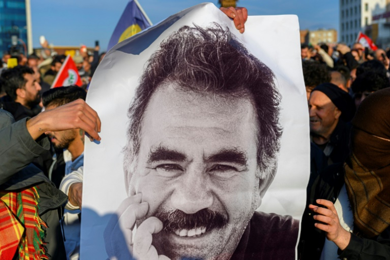 Un portrait d'Abdullah Öcalan, chef historique du Parti des travailleurs du Kurdistan (PKK), porté par ses soutiens à Diyarbakir, en Turquie, le 27 février 2025 ( AFP / Yasin AKGUL )