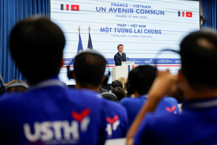 Le président français Emmanuel Macron lors d'un discours à la jeunesse vietnamienne à l'Université des sciences et technologies d'Hanoï, le 27 mai 2025, au Vietnam ( AFP / Ludovic MARIN )