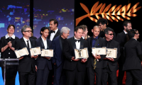 De g. à d.: Alice Rohrwacher, Kleber Mendonca Filho, Nadia Melliti, Laurent Lafitte, Claude Lelouch, Hasan Hadi, Tawfeek Barhom, Jafar Panahi, sur la scène du 78e festival de Cannes, le 24 mai 2025 ( AFP / Sameer AL-DOUMY )