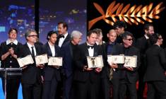 De g. à d.: Alice Rohrwacher, Kleber Mendonca Filho, Nadia Melliti, Laurent Lafitte, Claude Lelouch, Hasan Hadi, Tawfeek Barhom, Jafar Panahi, sur la scène du 78e festival de Cannes, le 24 mai 2025 ( AFP / Sameer AL-DOUMY )