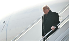 Le président américain Donald Trump débarque d'Air Force One à son arrivée à l'aéroport de Zurich, le 21 janvier 2026 en Suisse ( AFP / Mandel NGAN )