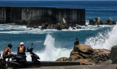 Des vagues s’écrasant contre une digue de Keelung, alors que le typhon Bavi approche de Taïwan,le 9 juillet 2026 ( AFP / I-Hwa Cheng )