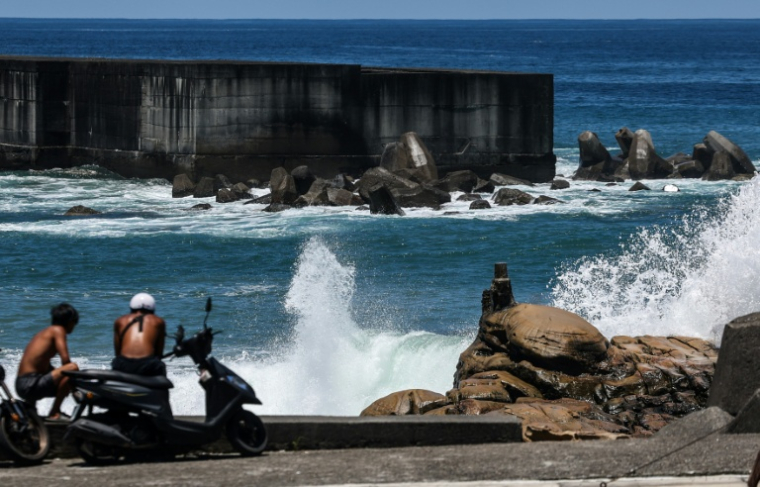 Des vagues se brisent contre une digue à Keelung, le 9 juillet 2026 dans le nord-est de Taïwan ( AFP / I-Hwa Cheng )