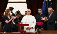 Le pape Léon XIV est applaudi après avoir prononcé un discours lors d'une séance au Parlement espagnol à Madrid, le 8 juin 2026 ( POOL / Yara Nardi )