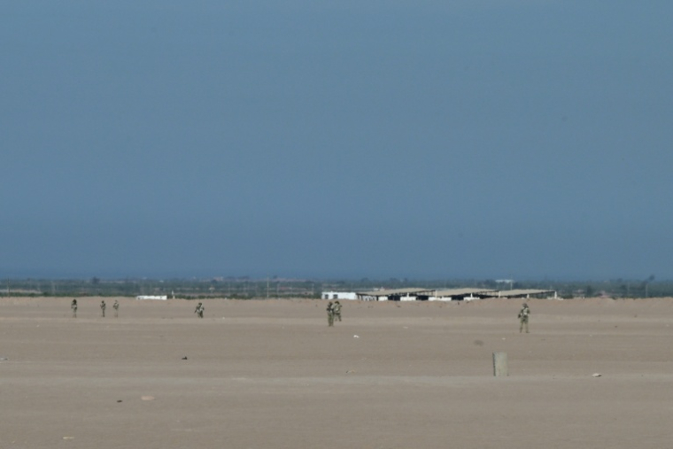 Des soldats péruviens montent la garde au poste frontière de Cachalluta avec le Chili, à environ 25 km au nord d'Arica, le 30 novembre 2025 ( AFP / Rodrigo ARANGUA )